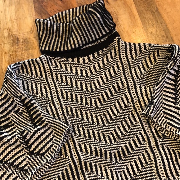 Anama turtleneck poncho - Picture 2 of 5